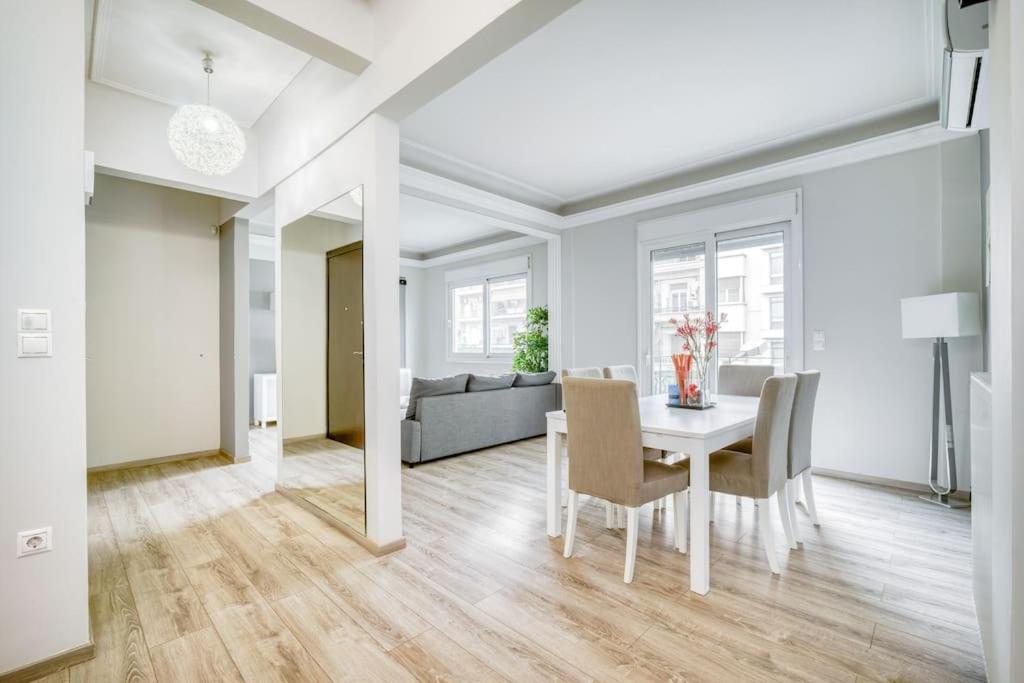 Charming Contemporary 2 Bedroom Apartment *